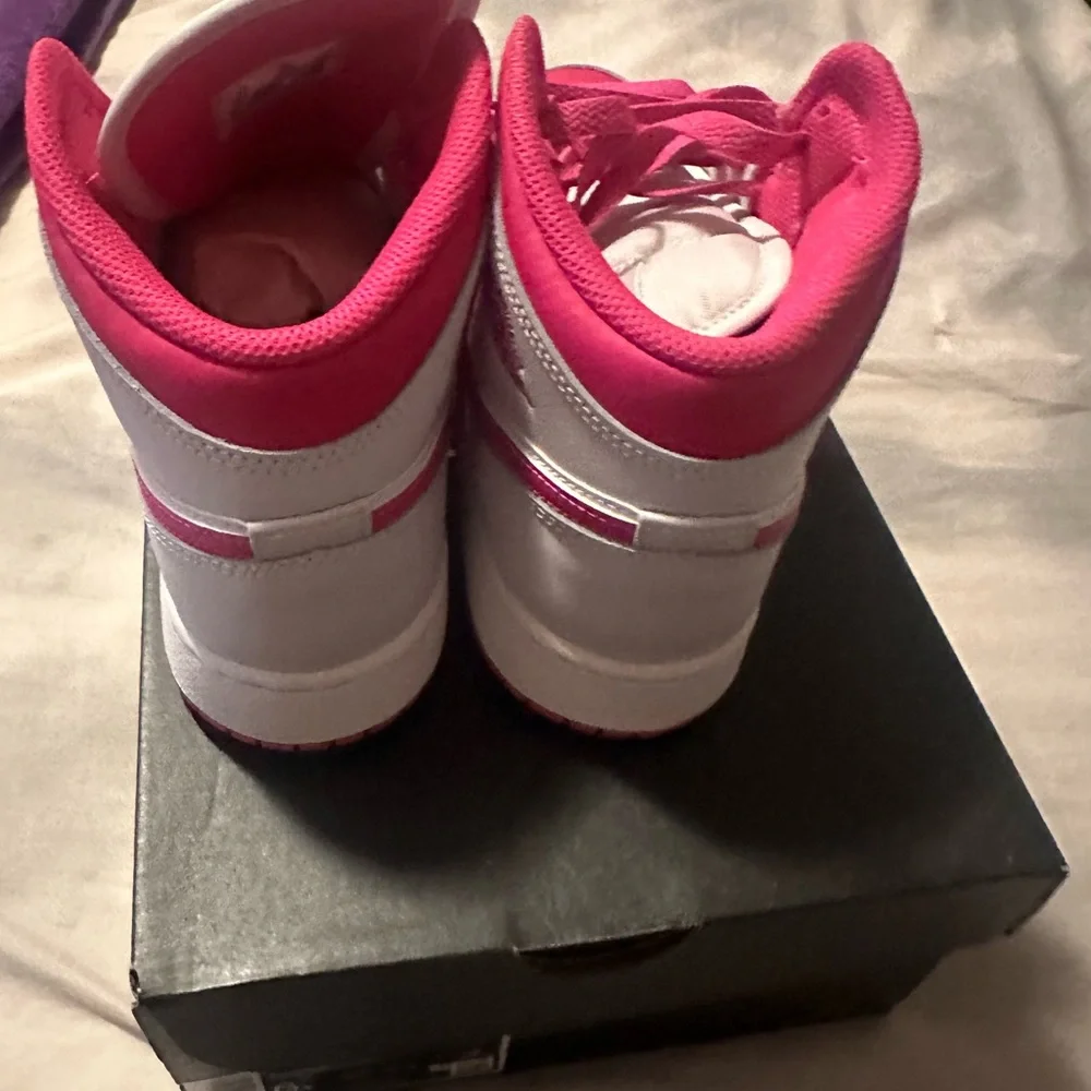 Jordan YOUTH girls High-Top Sneakers in Pink and White (BRAND NEW)